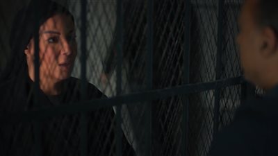 سمية الخشاب في السجن بتهمة تزوير الأموال بالحلقة السابعة من مسلسل بـ100 راجل (فيديو)