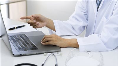 سبوبة العلاج النفسى الـ«أون لاين».. جلسات نفسية بأسعار مبالغ فيها والــ30 دقيقة بألف جنيه.. أساتذة طب نفسى يكشفون مساوئ جلسات الأون لاين: «انتهاك للخصوصية»