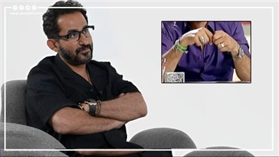 أحدهم به قطعة من كسوة الكعبة، أحمد حلمي يكشف قصة الخواتم الثلاثة التي يظهر بها (فيديو)