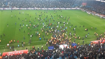 مشجعو طرابزون يقتحمون الملعب بعد الخسارة أمام فناربخشه واللاعبون ينجون من الموت بأعجوبة (فيديو)