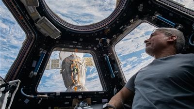 شركة تعلن نقل 4 سياح الى الفضاء، ما القصة؟