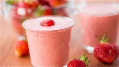 طريقة عمل سموزي الفراولة، سهلة وبسيطة ويقدم على الإفطار 