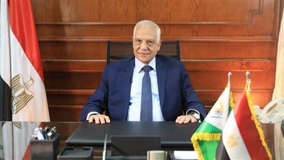 محافظ الجيزة يكلف بوضع استيكرات تعريفة الركوب على السيارات (صور)