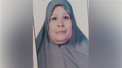 قصة كفاح الأم المثالية بالوادي الجديد، أم هاشم أرملة من 28 عامًا وربت 4 فتيات بالدراسات العليا 