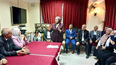 مديرة مدرسة الشهيدة عبد المنعم رياض الثانوية بقنا تفوز بمسابقة رائد عام مثالي