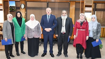 رئيس جامعة القناة  يُكرم فريق مركز المعلومات (صور) 