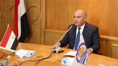 محافظ قنا يواصل استقبال المواطنين بمكتبه لبحث شكواهم