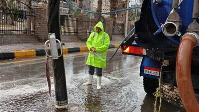 مع تحذيرات الأرصاد الجوية، انتشار المعدات بالميادين والطرق الرئيسية لسحب الأمطار بالقاهرة والجيزة