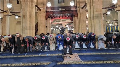 آلاف المسلمين من كل قارات العالم يؤدون صلاة التراويح بالجامع الأزهر 