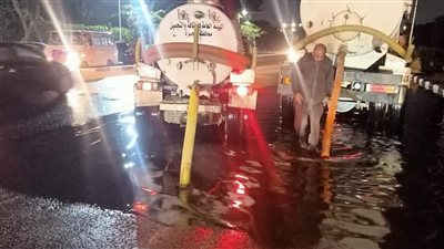 معدات وسيارات شفط في طرق وميادين الجيزة لرفع تراكمات مياه الأمطار 