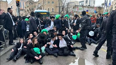  الحريديم يشعلون إسرائيل.. تظاهرات حاشدة في تل أبيب.. اعتداء على ضباط بجيش الاحتلال.. وجالانت يصر على استدعاء الآلاف للخدمة العسكرية