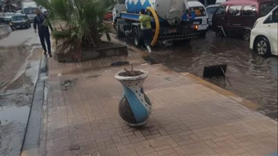 حي العجمي يرفع تجمعات مياه أمطار نوة الشمس الكبيرة 