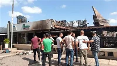 المعمل الجنائي يعاين حريق كافيه في الجيزة