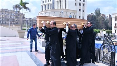 بعد صلاة الجنازة، نقل جثامين رهبان جنوب أفريقيا إلى دير الأنبا صموئيل 