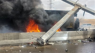 حريق سيارة تريلا يتسبب في توقف الطريق الصحراوى (صور)
