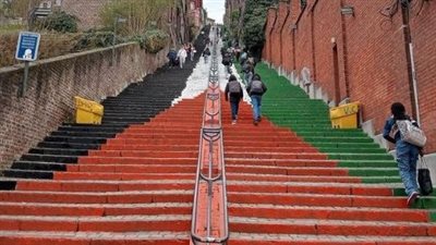  طلاء سلم تاريخي في بلجيكا بألوان علم فلسطين (صور وفيديو)