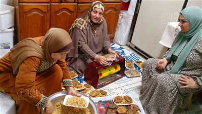 ويطعمون الطعام على حُبّه، سيدات زفتى يوزعن 500 وجبة يوميا على الصائمين (فيديو وصور)