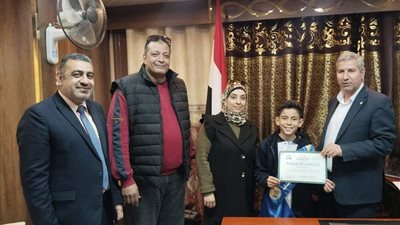 مدير تعليم دمياط يكرم عددا من التلاميذ الموهوبين بالمحافظة