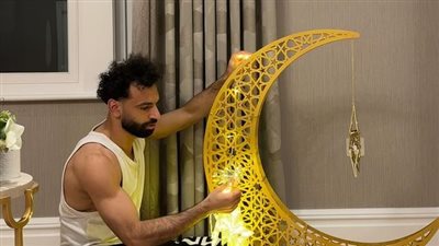 بالفانوس والهلال، محمد صلاح يظهر مع بناته احتفالا بشهر رمضان