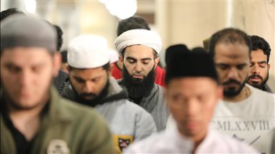 يبتغون فضلًا من الله، الجامع الأزهر ممتلئ بآلاف المصلين في الليلة العاشرة من رمضان (صور)