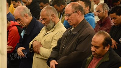 مسجد عمرو بن العاص كامل العدد في صلاتي العشاء والتراويح (صور)