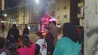 للعام الرابع بيطور مهنته، حكاية مسحراتي بالأنوار والجمل في الدقهلية (صور) 