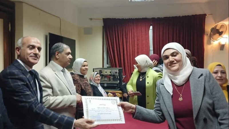 وكيل الوزارة يكرم