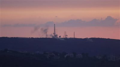 جيش الاحتلال يزعم استهداف مستودعات ذخيرة لحزب الله، وإصابة 8 أشخاص في الغارات
