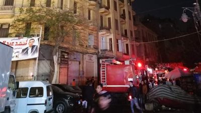 حريق هائل بعقار مكون من 6 طوابق بالتوفيقية، ورئيس حي الأزبكية تنتقل إلى موقع الحادث (صور)