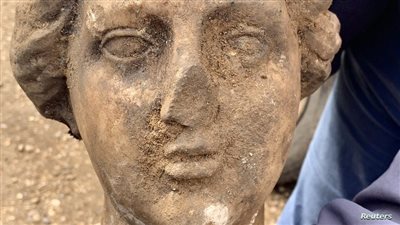  تحديد هوية تمثال عثر عليه عامل بناء شرقي إنجلترا (صور)