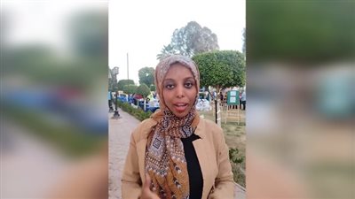 بمكواه وطاولة خشبية، فتاة قناوية تحول أكياس البلاستيك لشنط وأدوات مكتبية (فيديو)