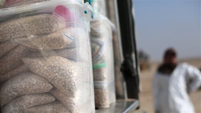 إحباط تهريب 2.4 مليون قرص مخدر في شحنة أسمدة بميناء جدة السعودي (فيديو)