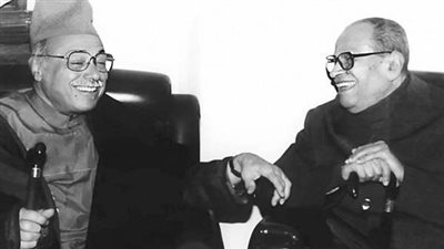 كواليس سهرة رمضانية تاريخية على مقهى شهير بالجيزة.. السعدني يتساءل عن السر وراء غياب المواهب.. أديب نوبل يتحدث عن أجره من الكتابة.. والفقي والغيطاني والقعيد أبرز الحضور