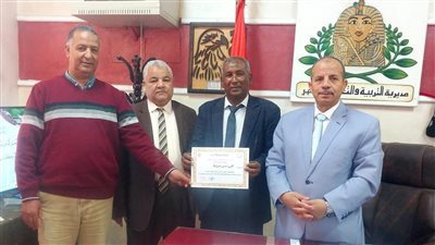 وكيل تعليم الأقصر يكرم المشاركين في معرض أهلًا رمضان بالدقهلية