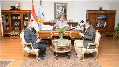 محافظ أسيوط يؤكد ضرورة الالتزام بالمناهج الدراسية، ويعلن عن مواعيد الامتحانات