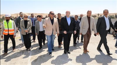 محافظ بني سويف يتفقد سير العمل بمشروع محور الفشن الحر على النيل 
