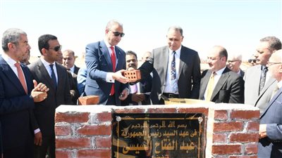محافظ الفيوم يضع حجر أساس مجمع سكني لنقابة المحامين (صور)