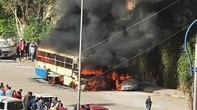 النيابة تعاين موقع نشوب حريق في أتوبيس نقل عام بفيصل (صور)