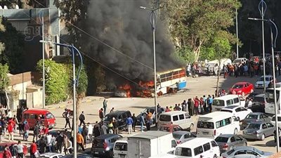السيطرة على حريق نشب بأتوبيس تصادم مع سيارة بفيصل (صور)