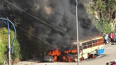 لحظة اشتعال النار في أتوبيس نقل عام بمنطقة فيصل (فيديو)