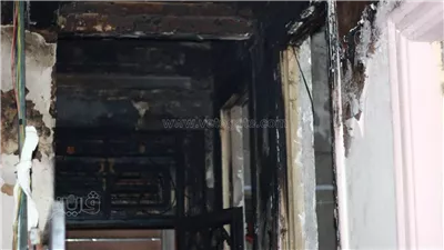 عقب سيجارة يحرق التوفيقية.. اشتعال النار بمخزن بأحد العقارات.. ولجنة هندسية لمعاينة موقع الحريق.. وقرار من محافظ القاهرة ضد مخازن إكسسوارات السيارات