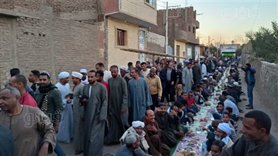 البلد كلها بتفطر مع بعض، أطول مائدة إفطار بساحة المرتضى بالأقصر (فيديو)
