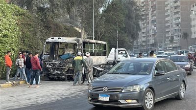 التحقيق في اندلاع حريق في أتوبيس نقل عام عقب اصطدامه بسيارة أجرة (فيديو)