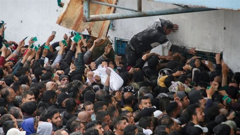 فلسطينيون يتلقون