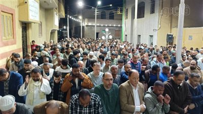 مشهد مهيب، الآلاف يؤدون صلاة التراويح بساحة المرتضى بالأقصر (فيديو)