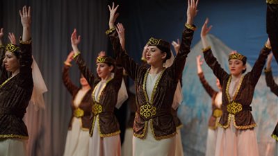 عرض فني لفرقة الرقص الشعبي الأرمني 