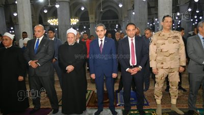 ذكرى العاشر من رمضان، محافظ الغربية والمفتي يؤديان صلاتي العشاء والتراويح بطنطا 