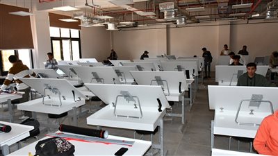 انتظام الدراسة بمعملين للحاسب الآلي وصالات الرسم بهندسة الإسماعيلية الأهلية (صور) 
