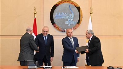 عاصم الجزار وكامل الوزير يشهدان توقيع بروتوكول تعاون فى النقل البري