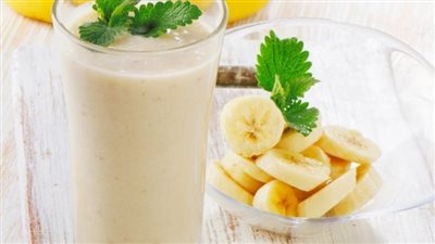 طريقة عمل مشروب الزبادي بالموز، مغذي على الإفطار للكبار والصغار 